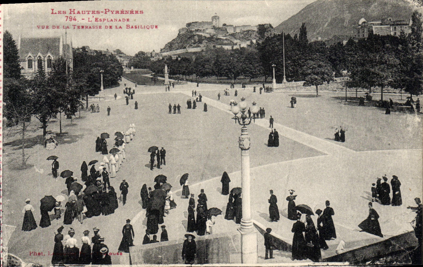CPA L'Esplanade Vue De La Terrasse de la basilique Lourdes