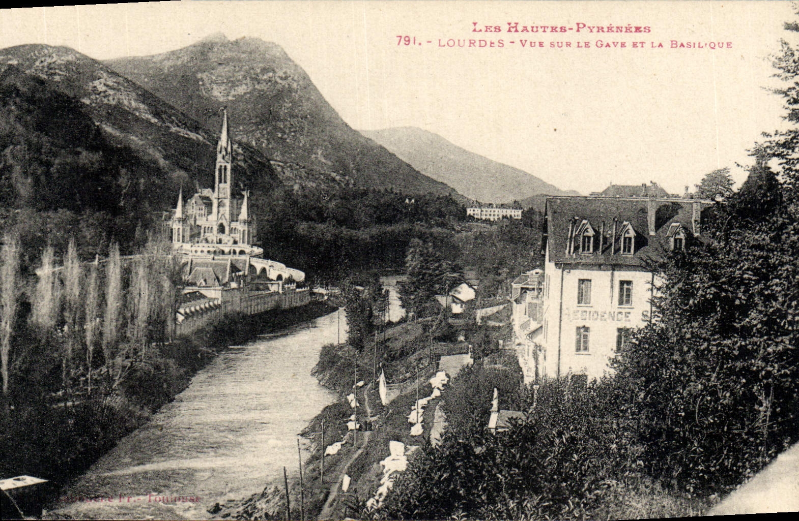 CPA Lourdes Vue Sur Le Gave Et La Basilique