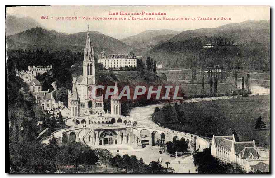 CPA Lourdes Vue Plongeante Sur L'Esplanade La basilique et la vallee du Gave
