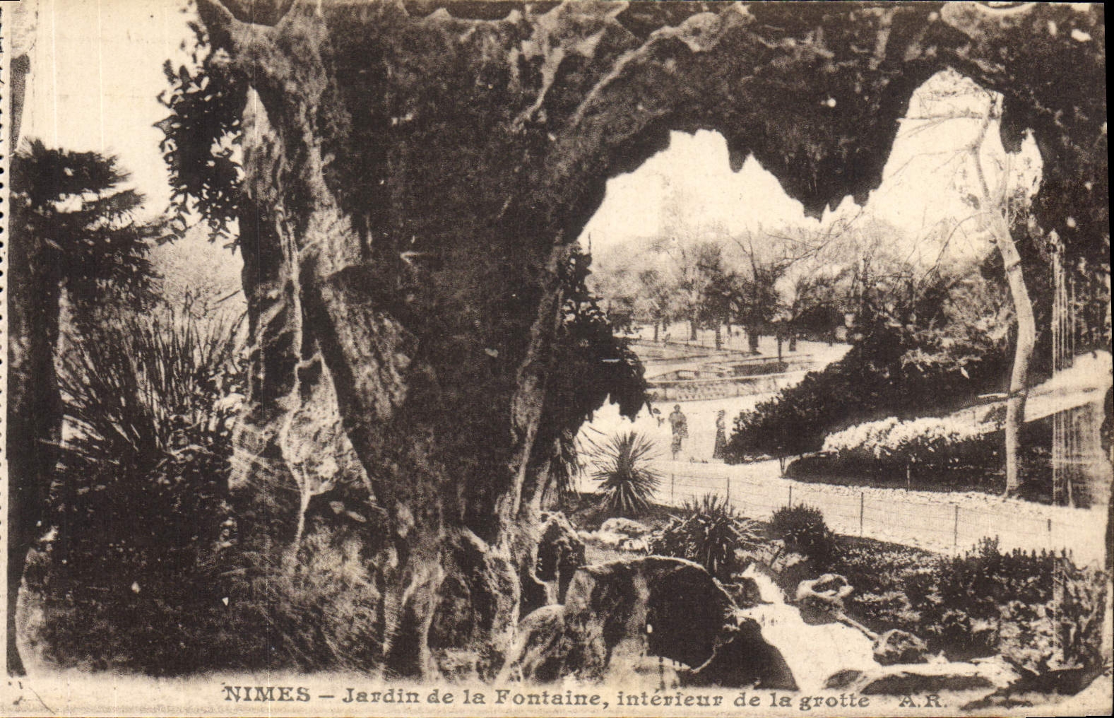 Nîmes — Garten der Fontaine, Innenraum der Höhle — A.R.