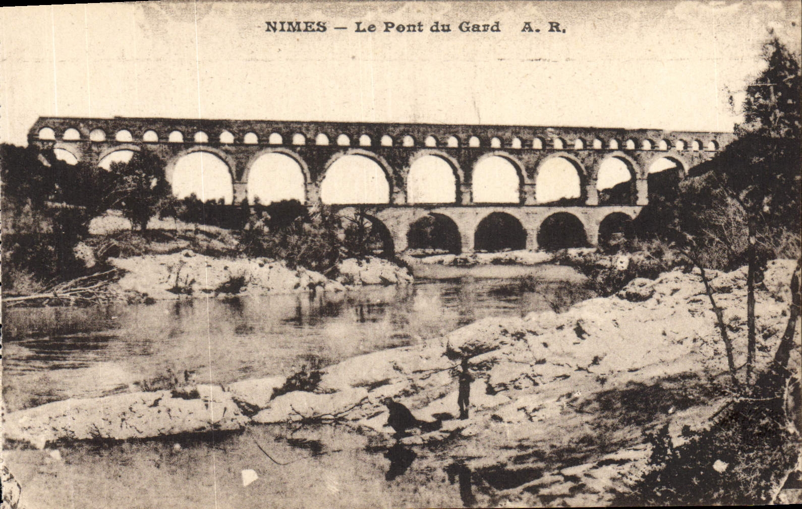NIMES — Le Pont du Gard — A. R.