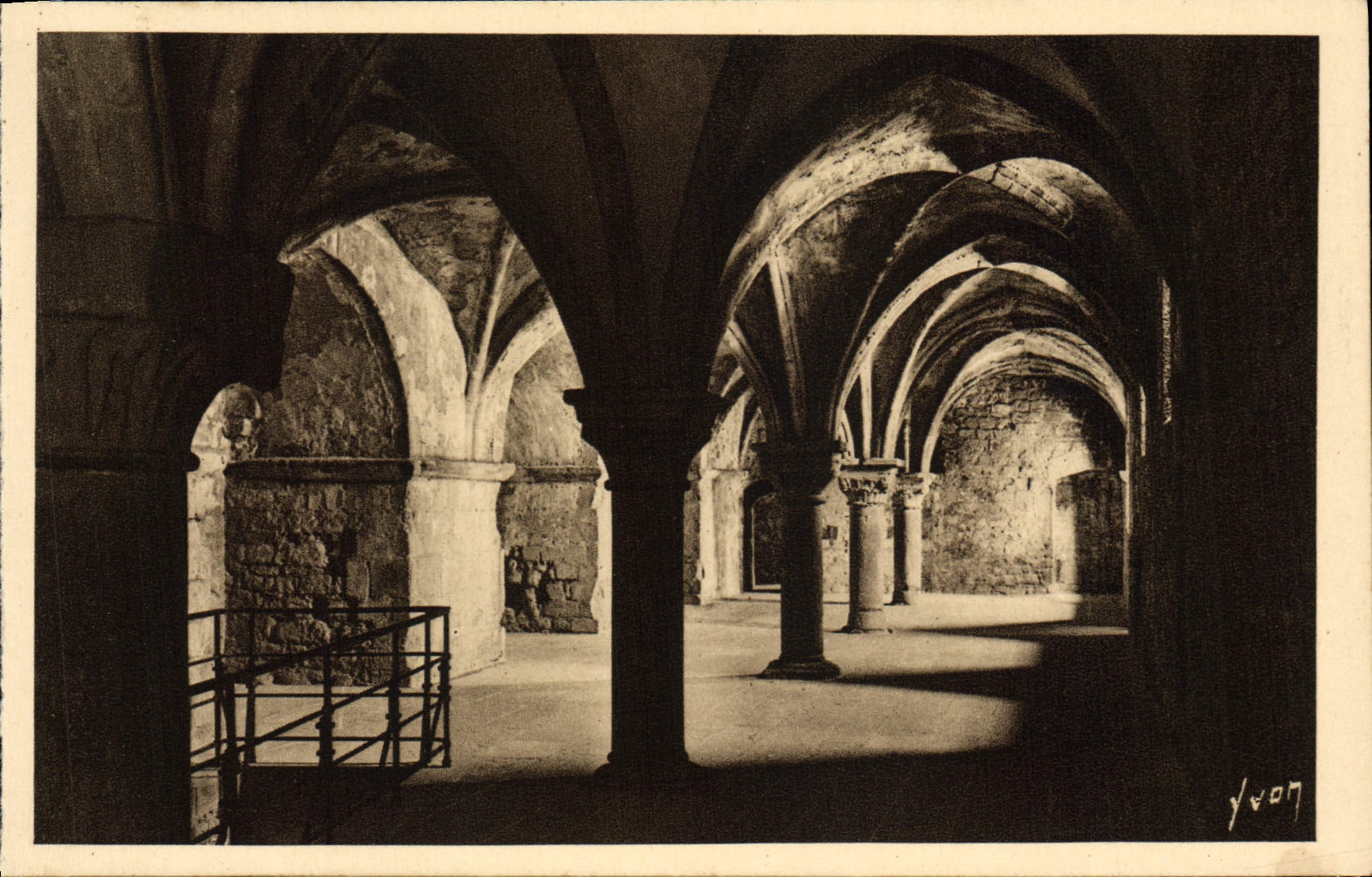 CPA Le Mont St Michel Pres Sales Abbaye Le promenoir