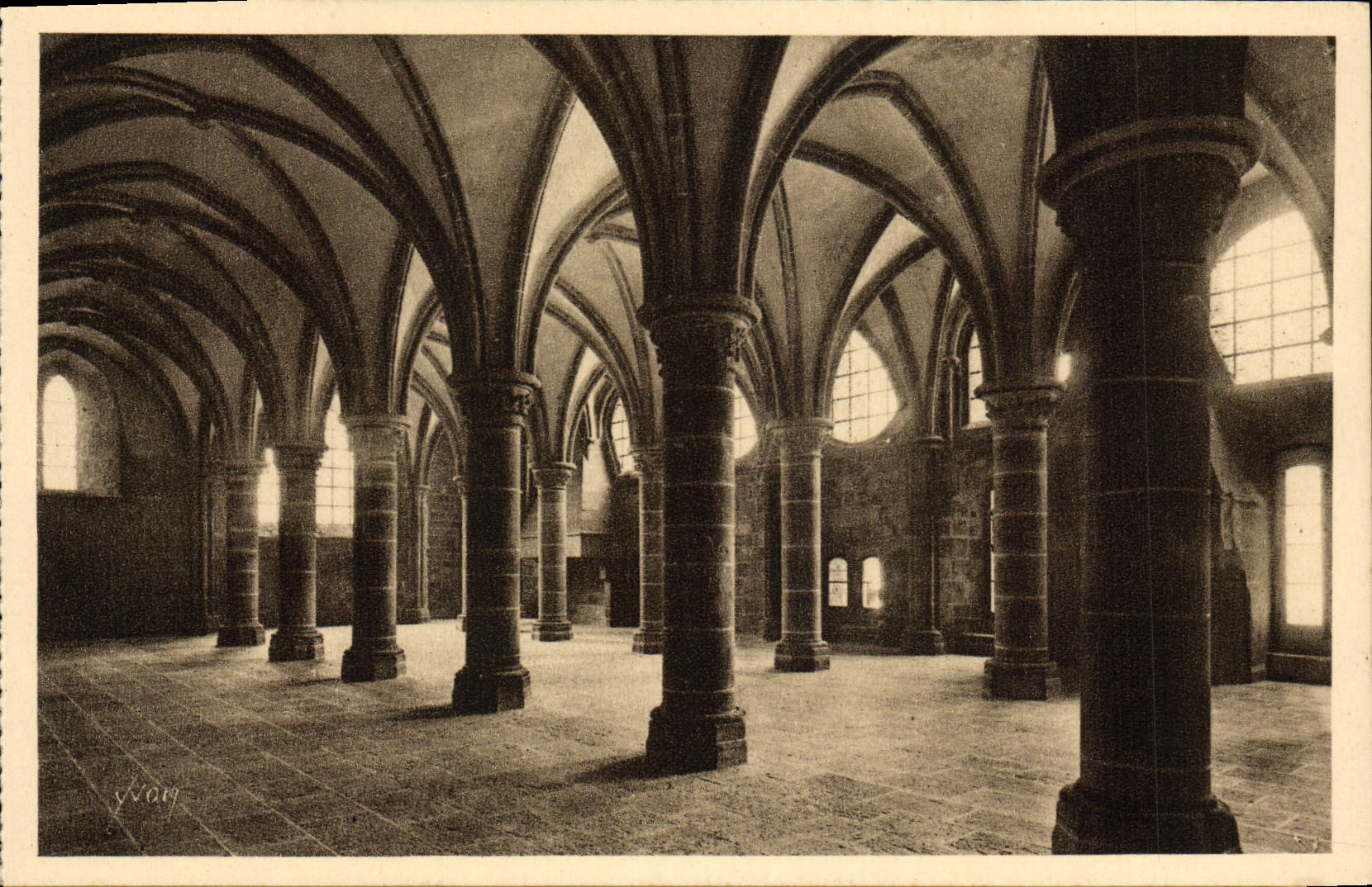 CPA Le Mont St Michel Pres Sales Abbaye Salle des Chevalies