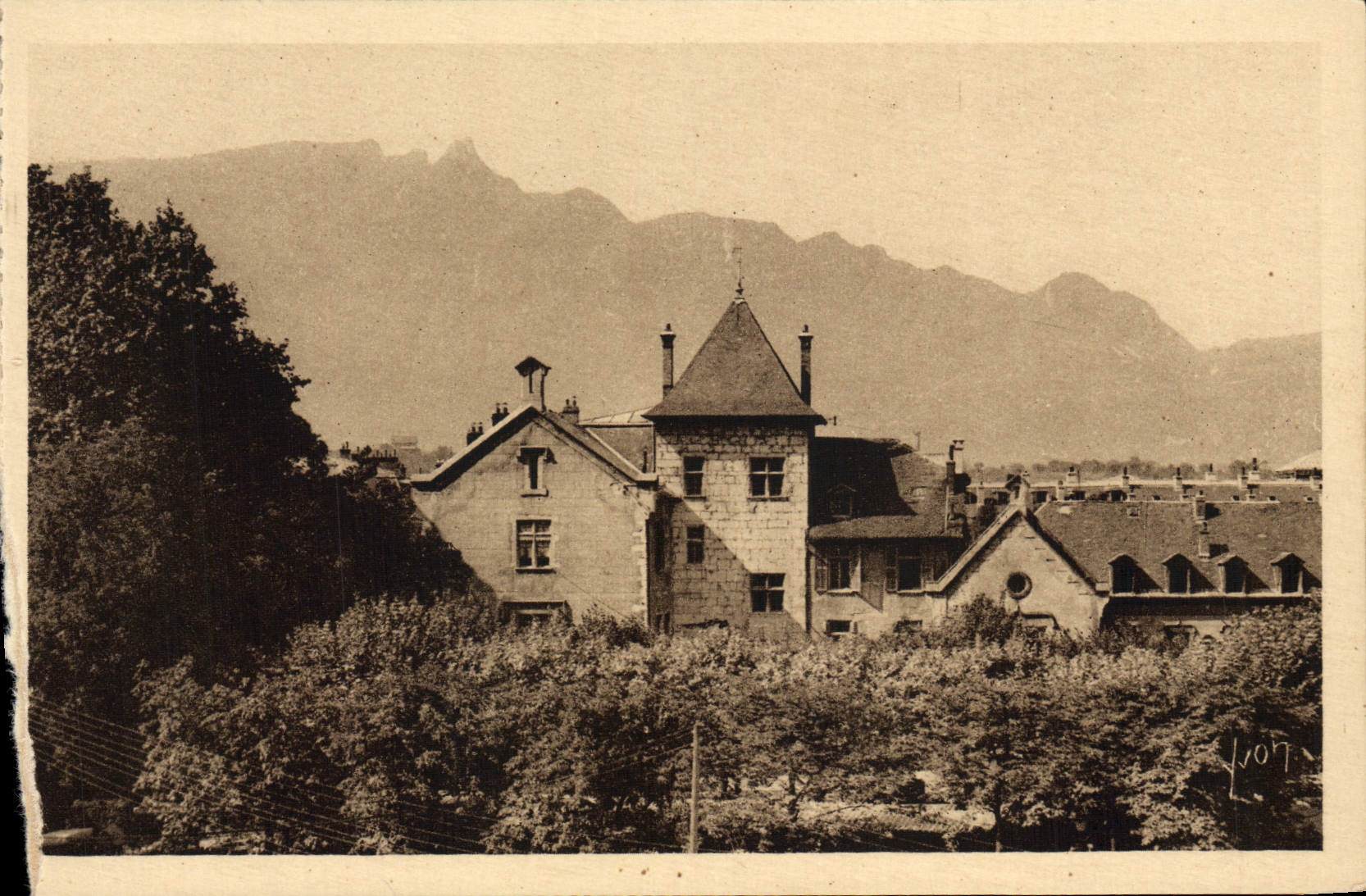 Aix-les-Bains (Savoie) — L'Hôtel de Ville (Ancien Château du Marquis d'Aix) — Éditions d'Art Yvon, Paris