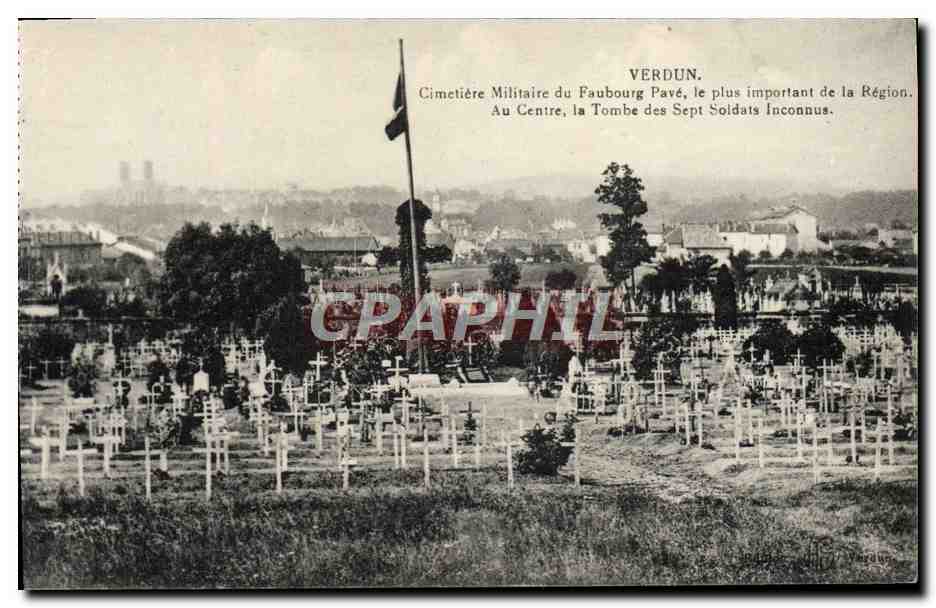 Verdun — Cimetière Militaire du Faubourg Pavé, la Tombe des Sept Soldats Inconnus — éditeur inconnu, n° de série non visible
