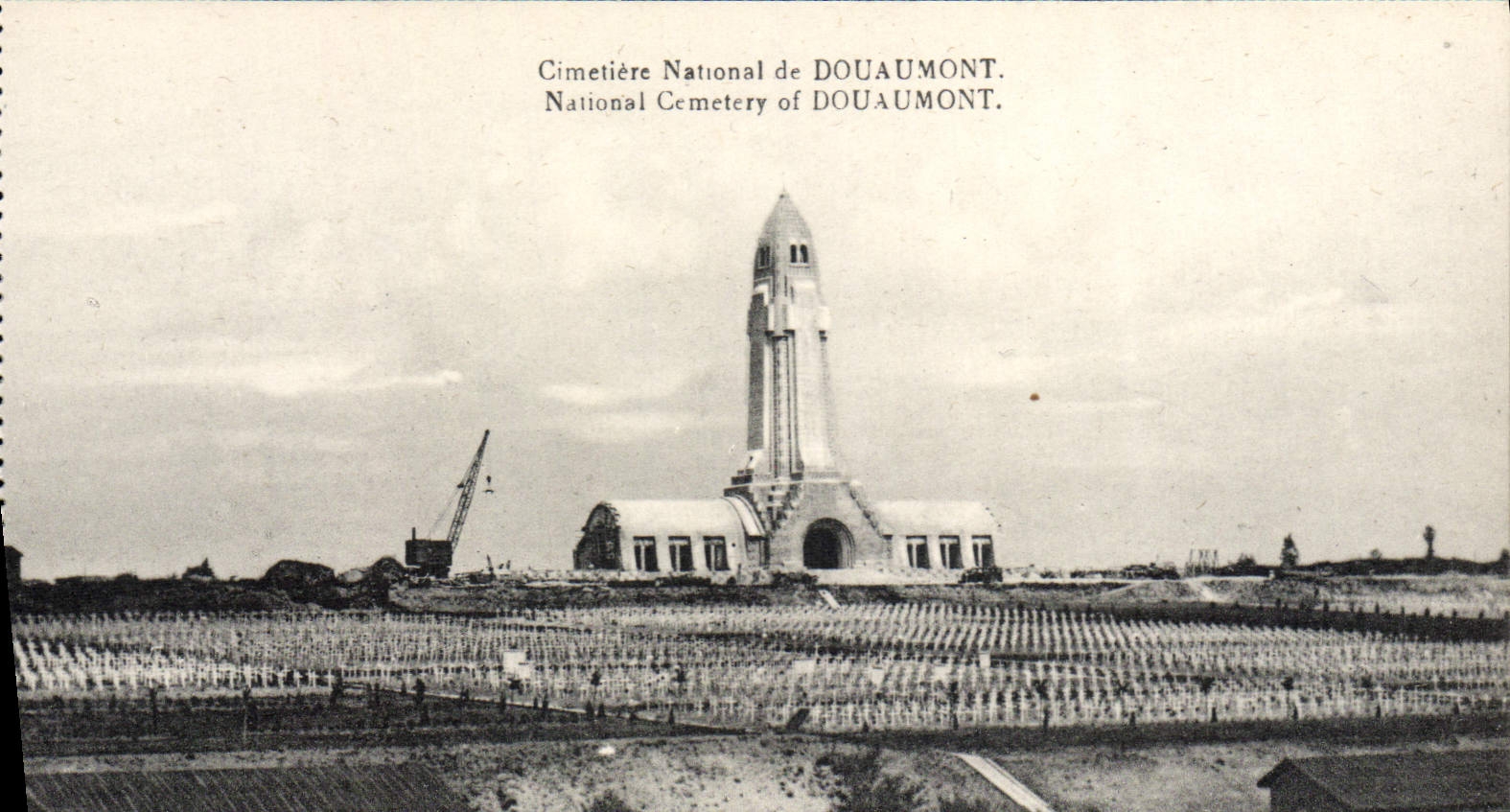 Cimetière National de Douaumont — vue du monument et des tombes — éditeur S.P.D.