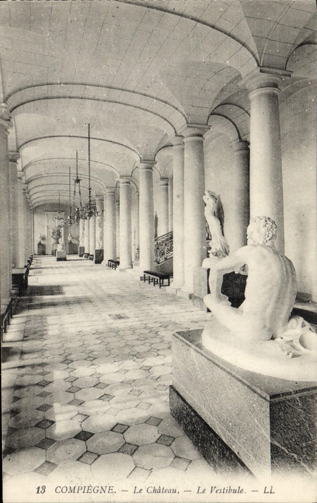 Compiègne — Le Château, Le Vestibule — LL