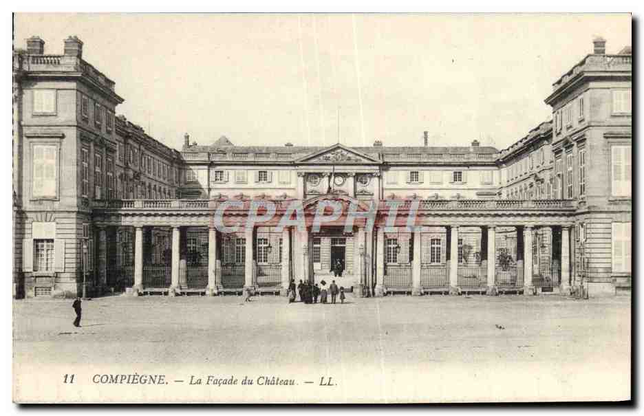 CPA Compiegne La Facade Du Chateau