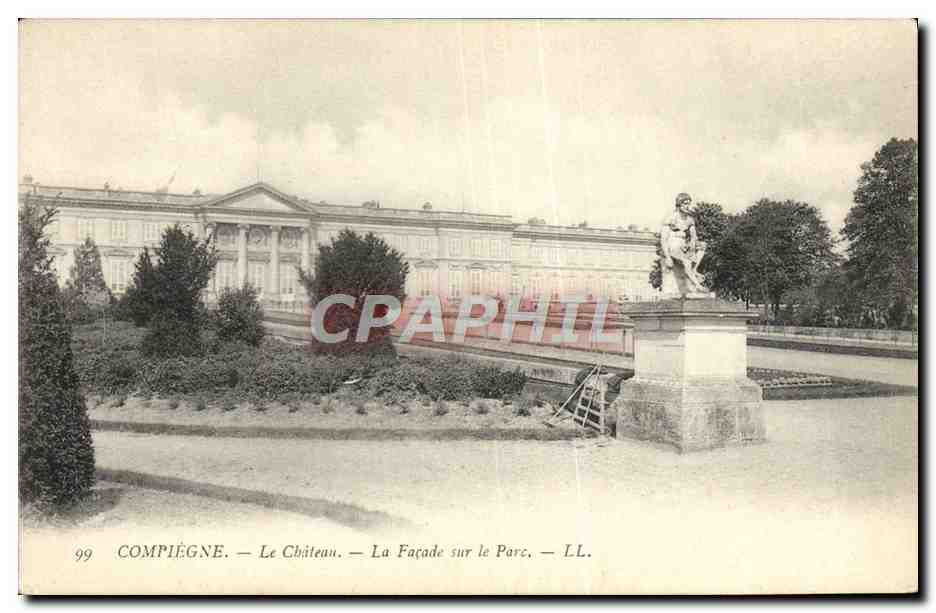 CPA Compiegne Le Chateau La Facade sur le parc