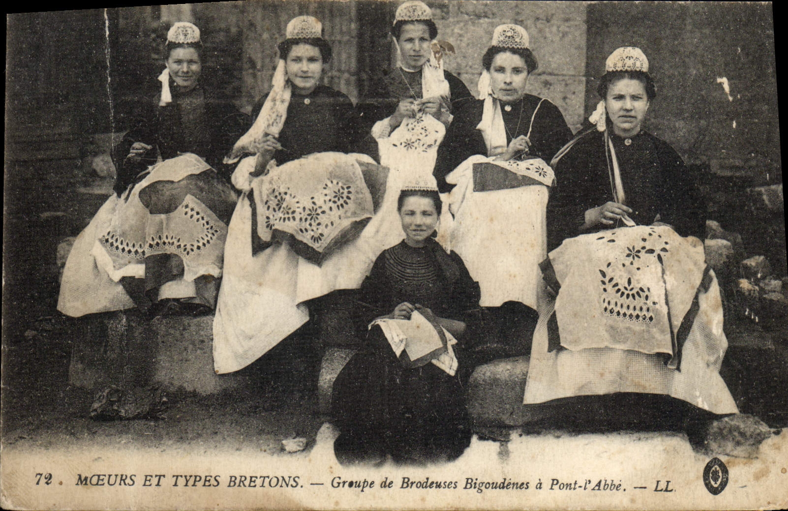 CPA Moeurs Et Types Bretons Groupe De Brodeuses Bigoudenes A Pont l'Abbe Folklore