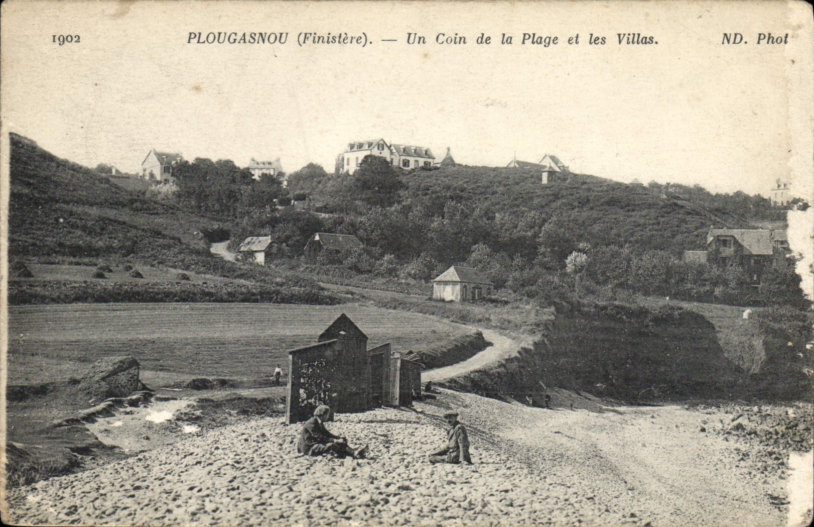 PLOUGASNOU (Finistère) — Un Coin de la Plage et les Villas. ND. Phot.