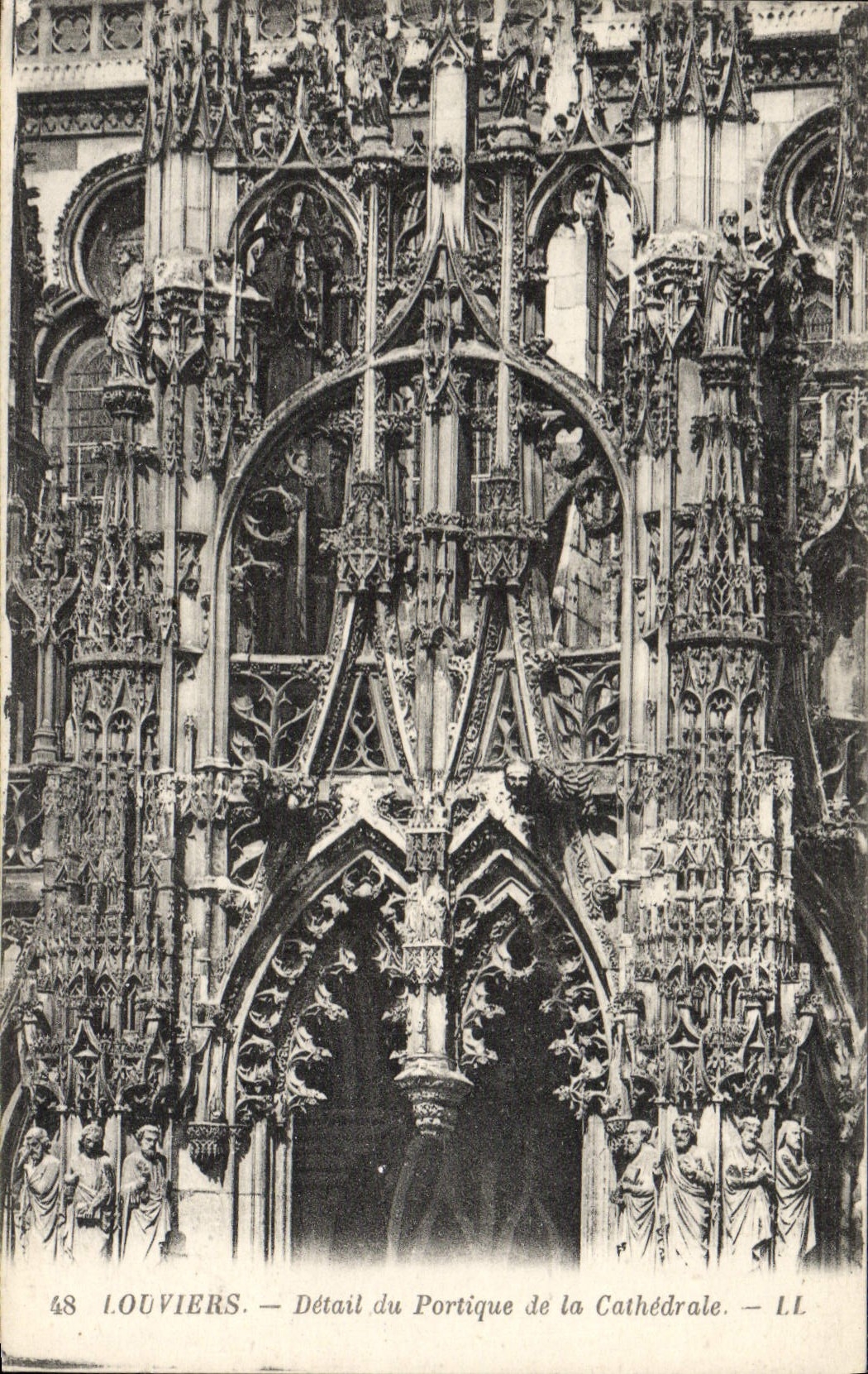 Louvières — Détail du Portique de la Cathédrale — LL