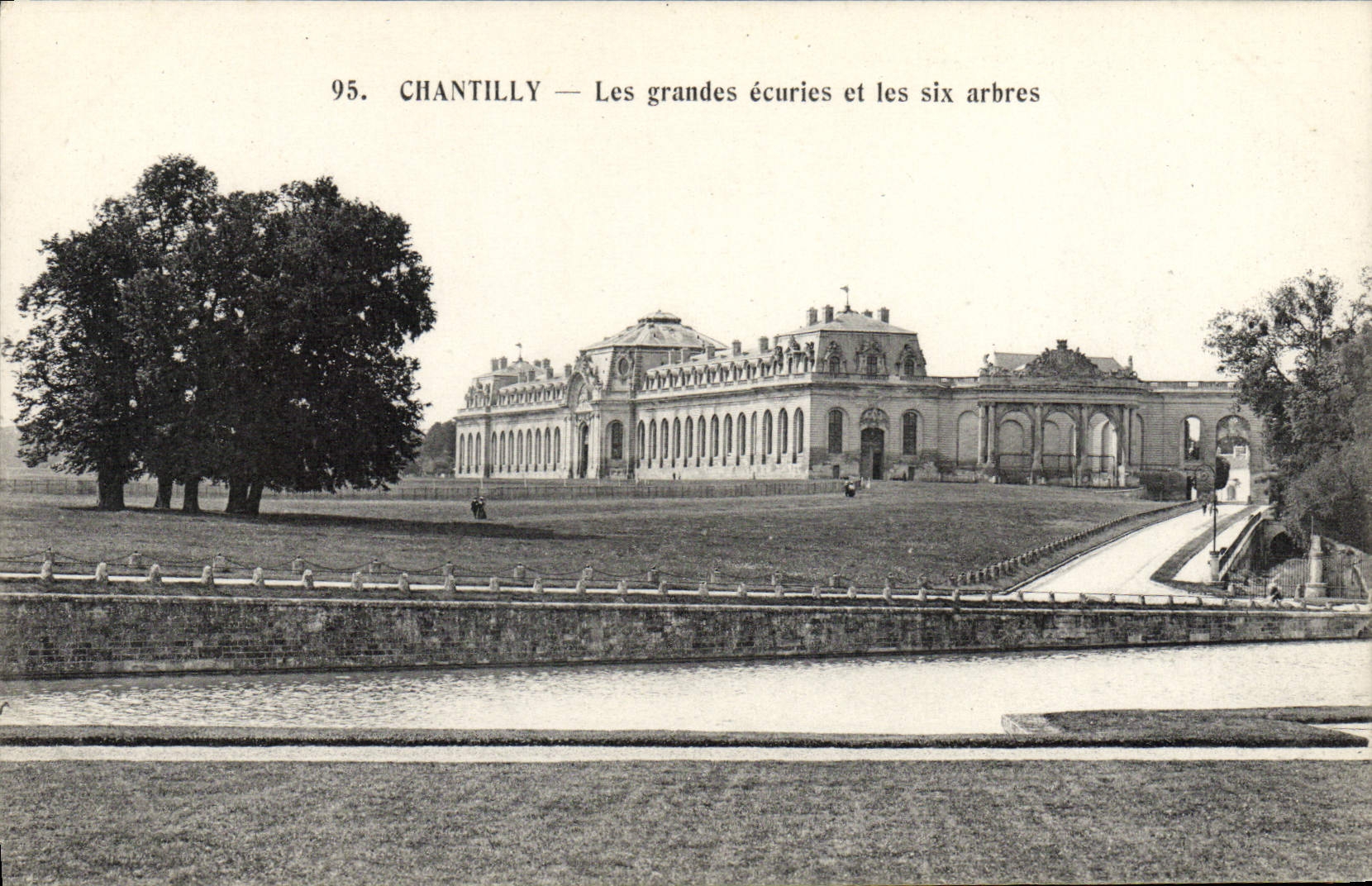 Chantilly — Les grandes écuries et les six arbres — Héliotypie Bourdier et Faucheux, Versailles