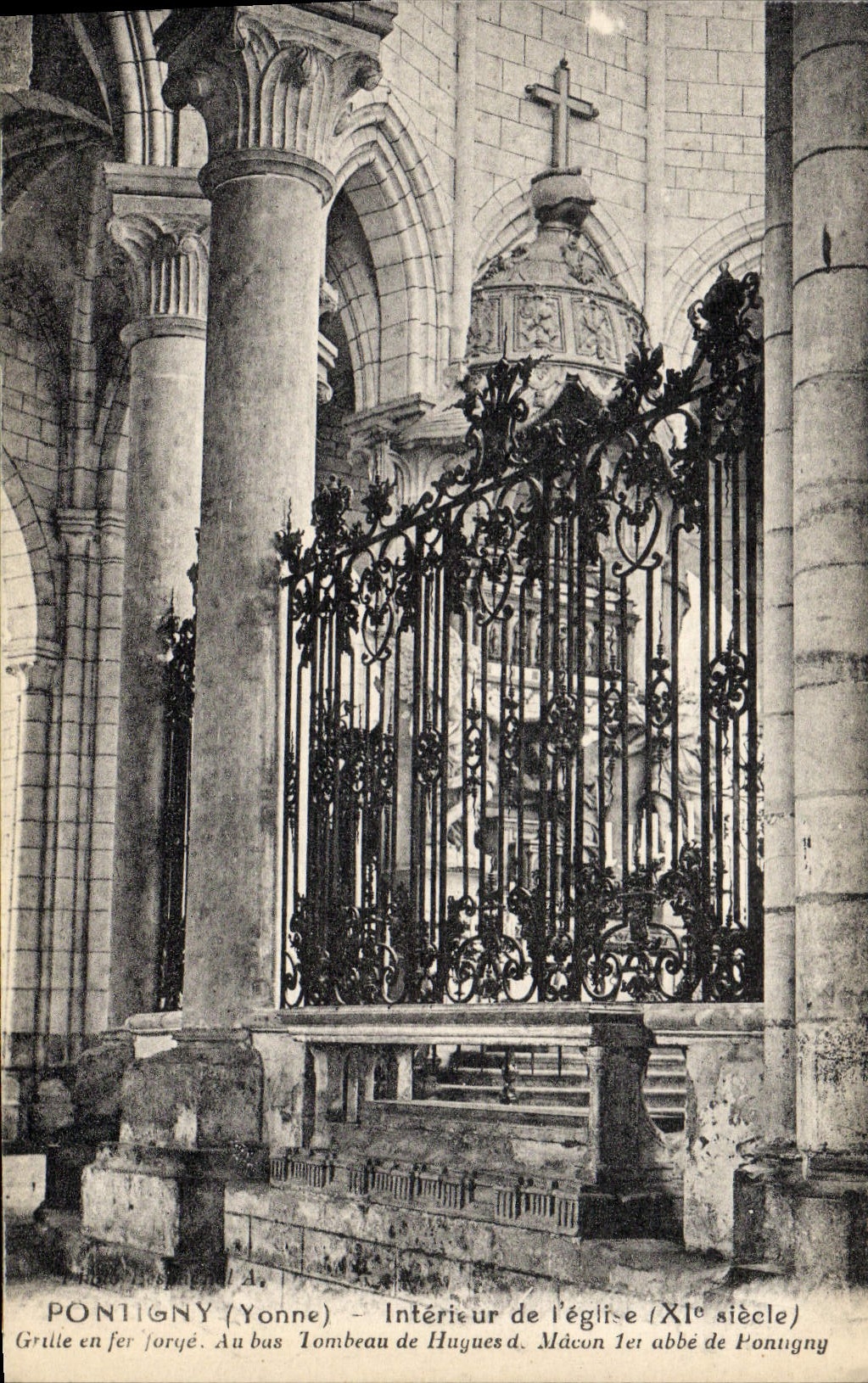 CPA Pontigny Interieur de l'eglise Grille en fer forge Tombeau de Hugues de macon