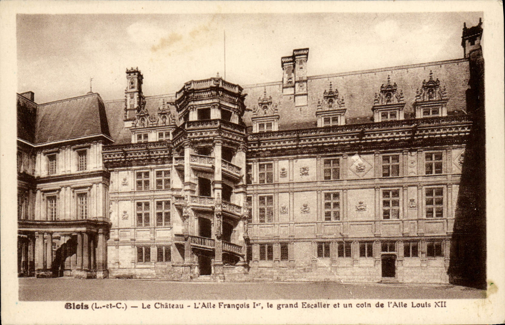 Blois (Loir-et-Cher) — Le Château — L'Allée François Ier, le grand Escalier et un coin de l'Allée Louis XII