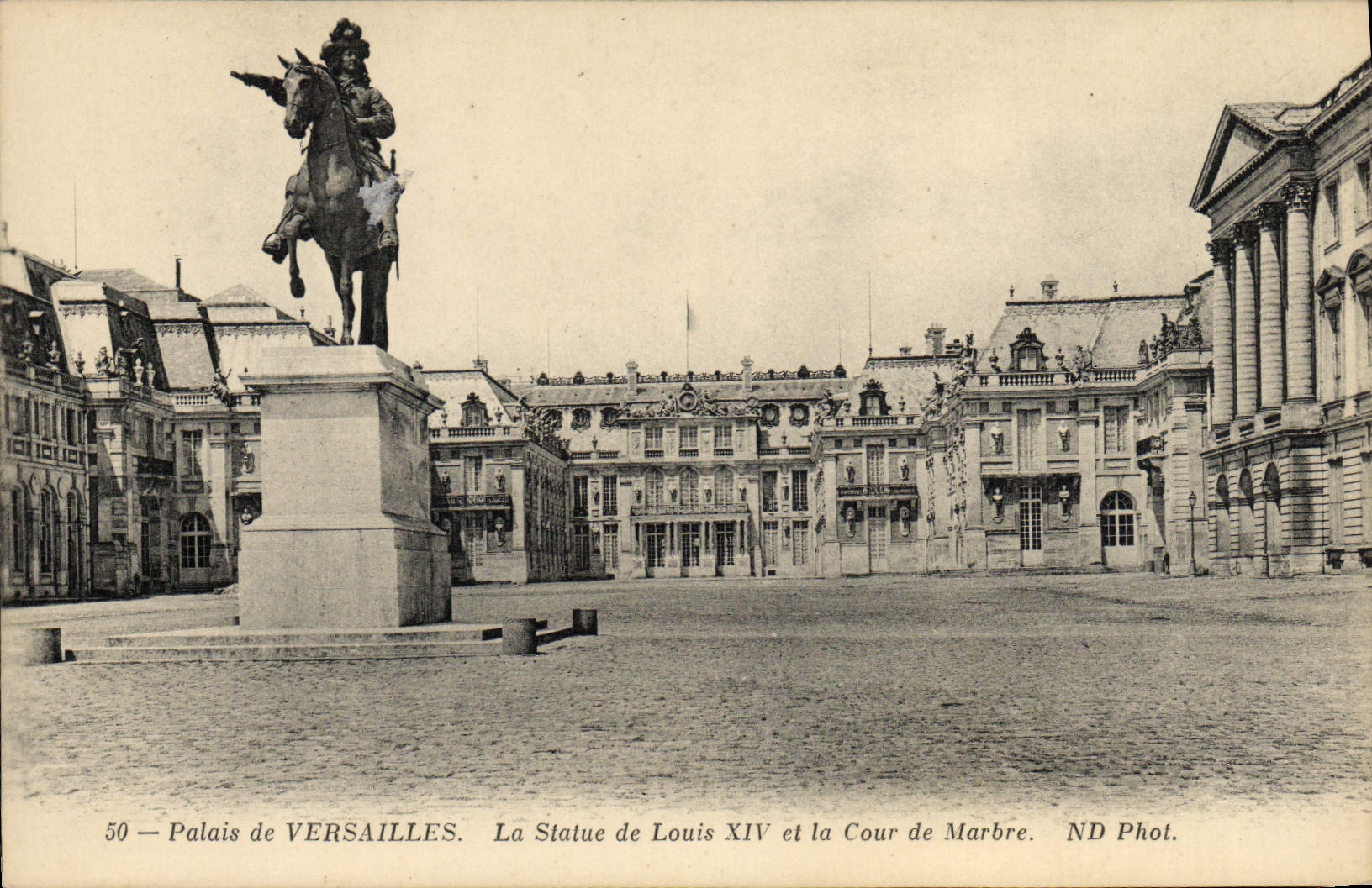 CPA Versailles La Statue De Louis XIV et la cour de marbre