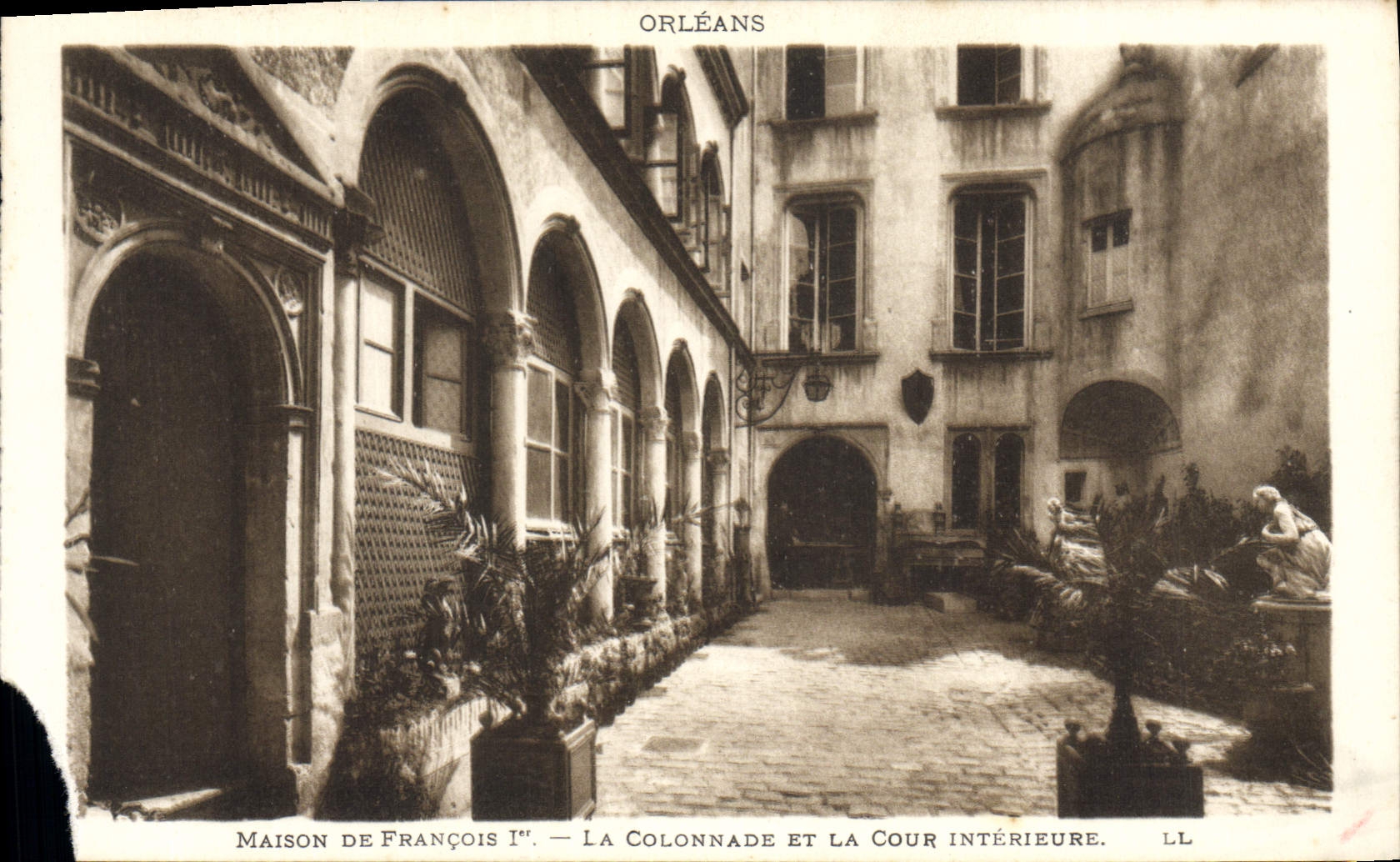 CPA Orleans Maison De Francois 1er La colonnade et la cour interieure