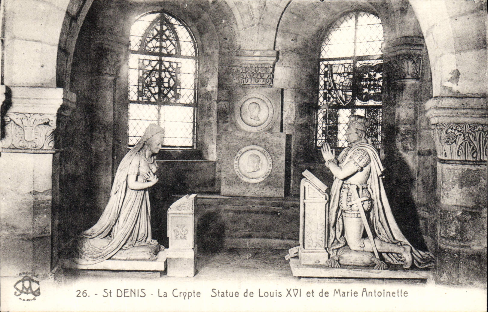 St DENIS - La Crypte - Statue de Louis XVI et de Marie Antoinette