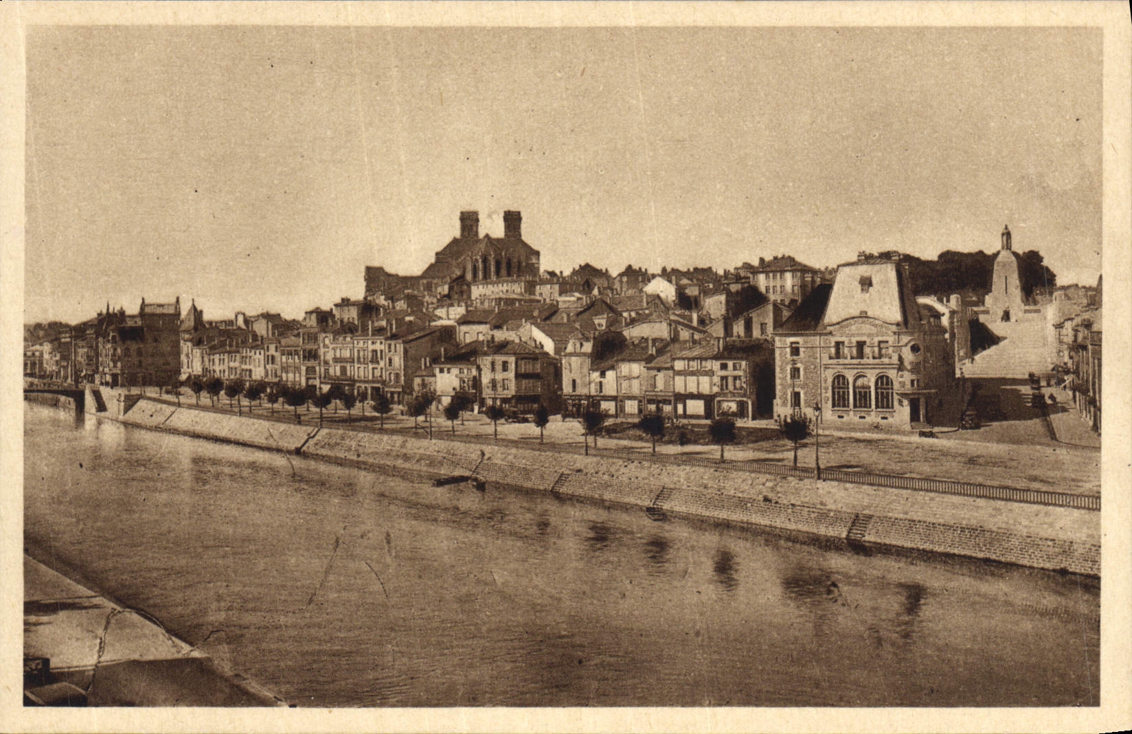 CPA Verdun Vue Generale Sur La Meuse et le quai de londre