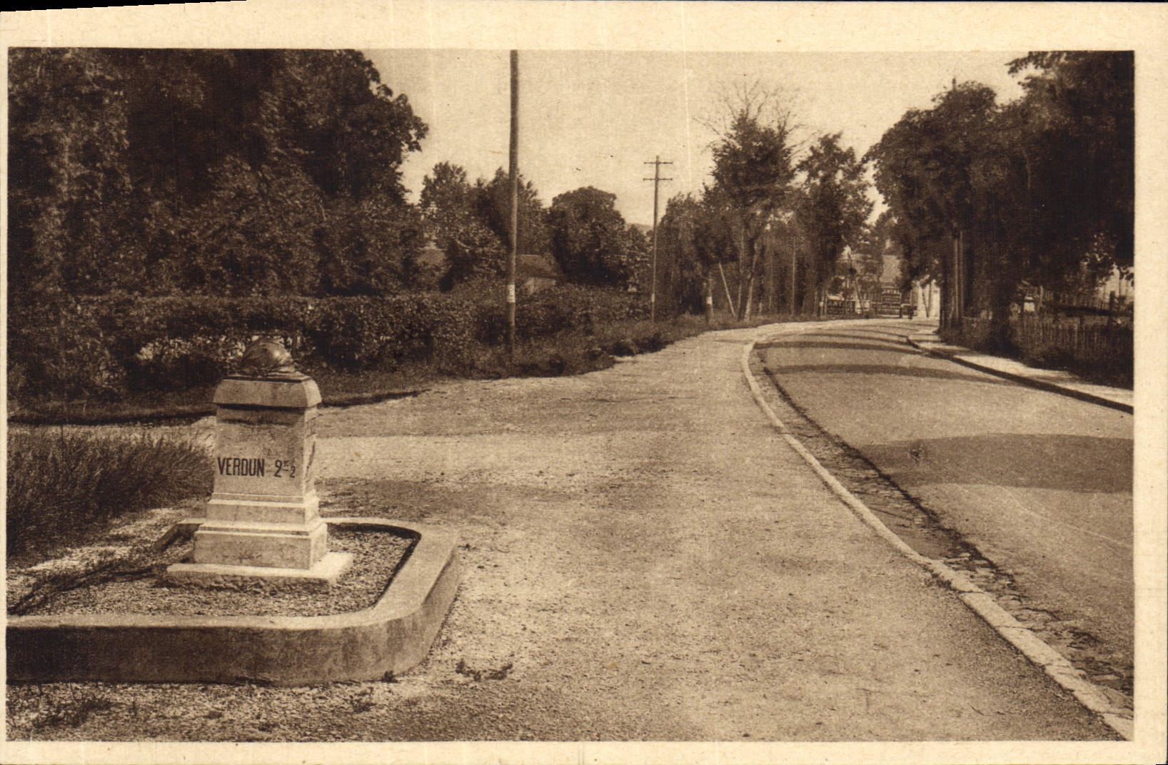 Verdun — Voie Sacrée avec borne surmontée d'un casque — Éditions Verdun