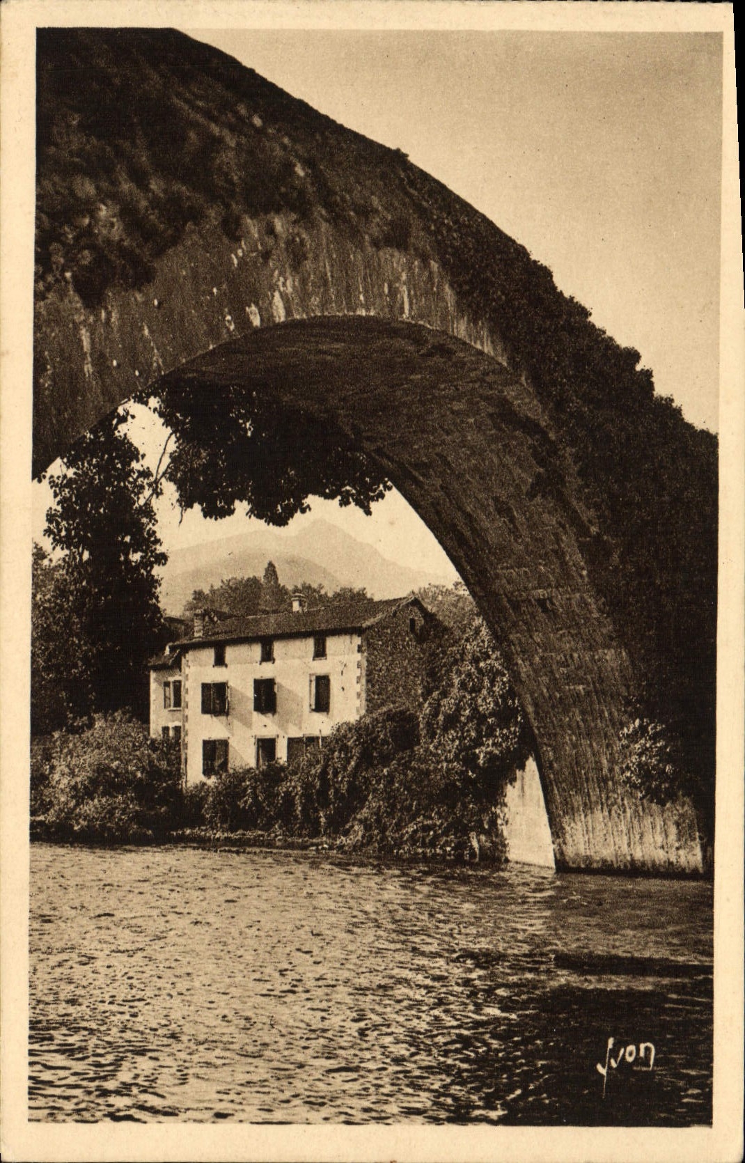 Saint-Étienne-de-Baïgorry (B. Pyrénées) — Der alte Brücke über die Nive — Les Éditions d'Art Yvon, Paris
