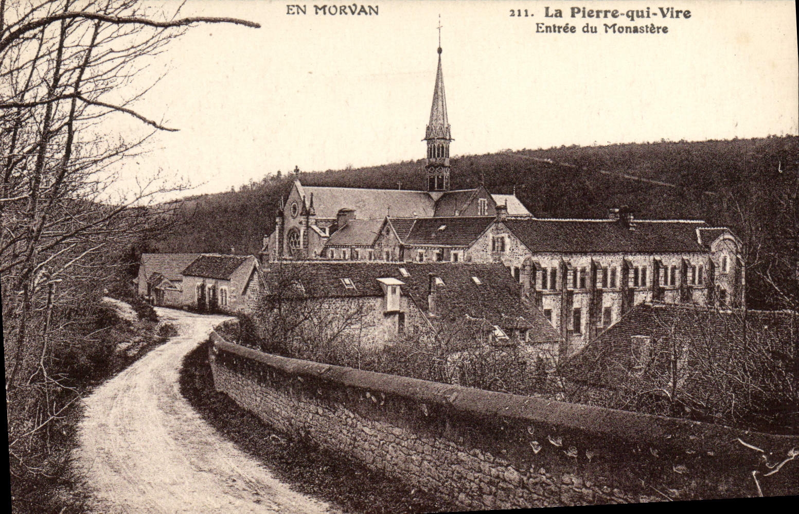CPA En Morvan La Pierre Qui Vire Entree Du Monastere