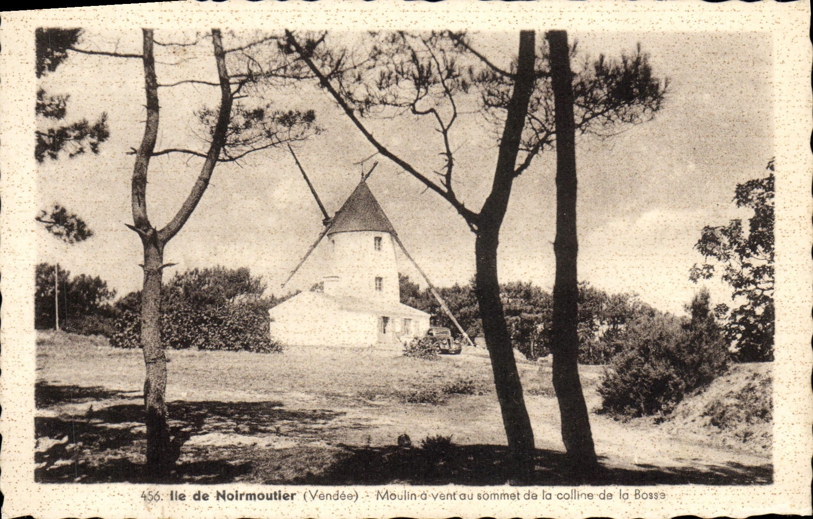 CPA Ile De Noirmoutier Moulin a vent au sommet de la colline de la Bosse