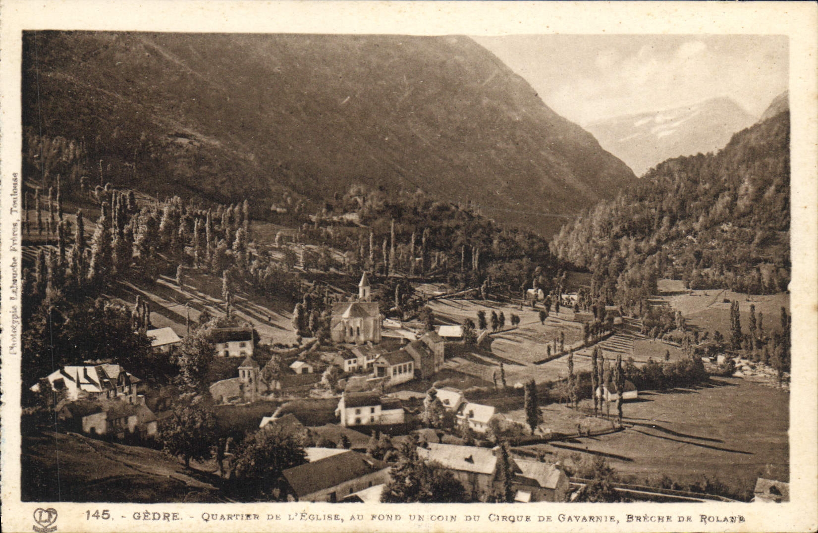 Gèdre - Quartier de l'Église, au fond un coin du Cirque de Gavarnie, Brèche de Rolan