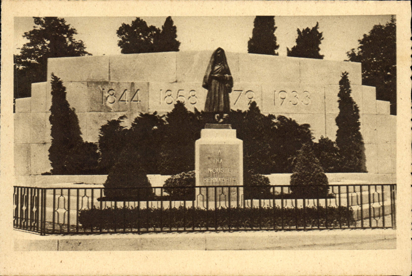 CPA Lourdes Monument Sainte Bernadette