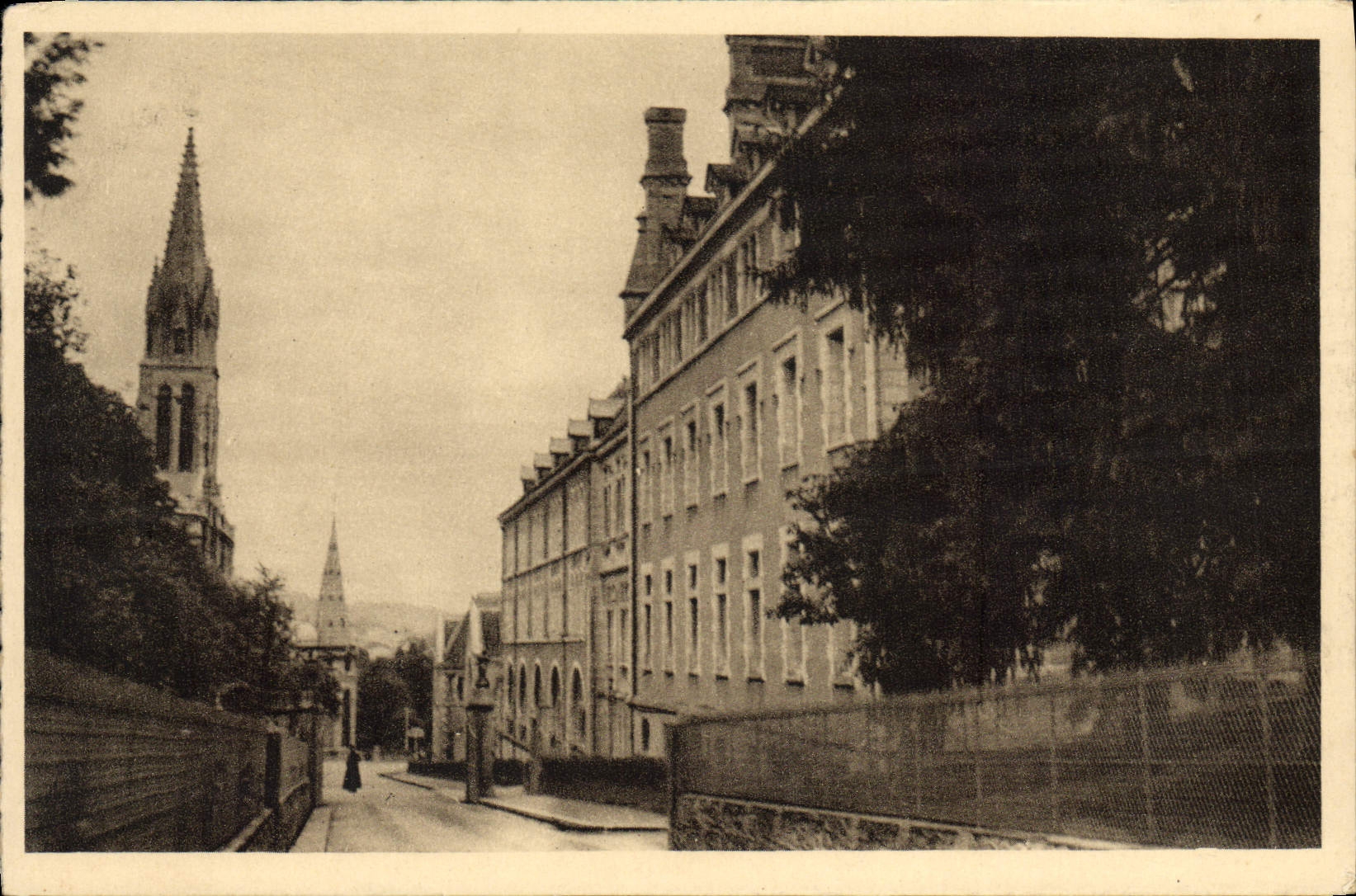 CPA Lourdes La Residence De MM Les Chapelains et les bureaux pres de la basilique
