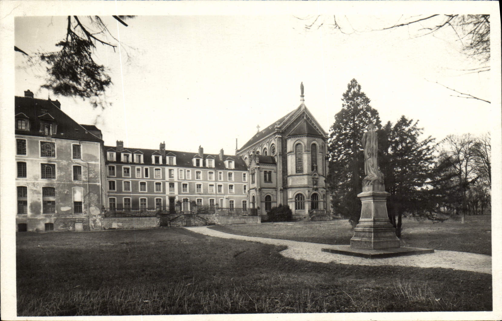 CPM College de Suilly La Cour D'Honneur Vue Du Parc