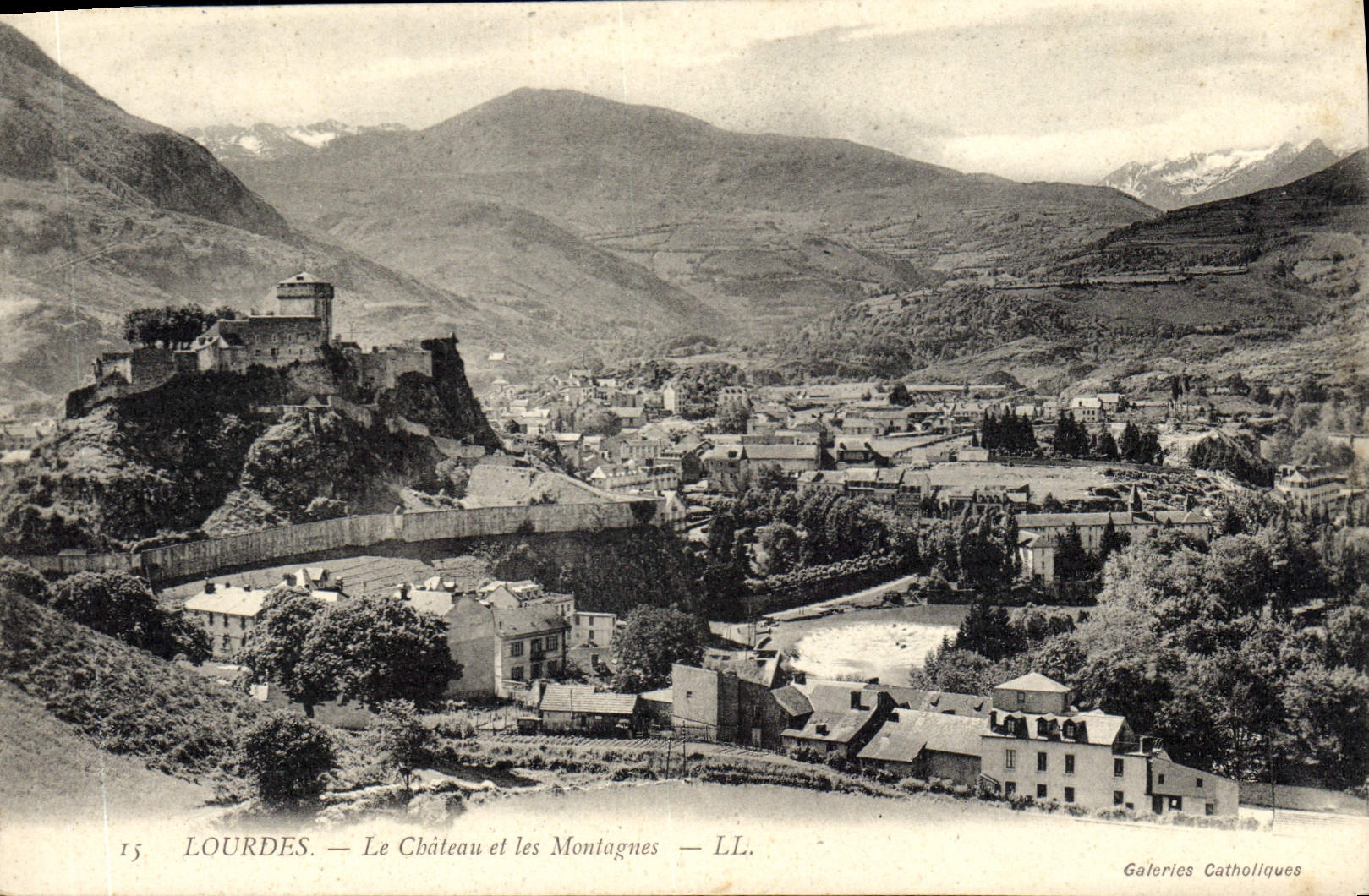 CPA Lourdes Le Chateau Et Les Montagnes