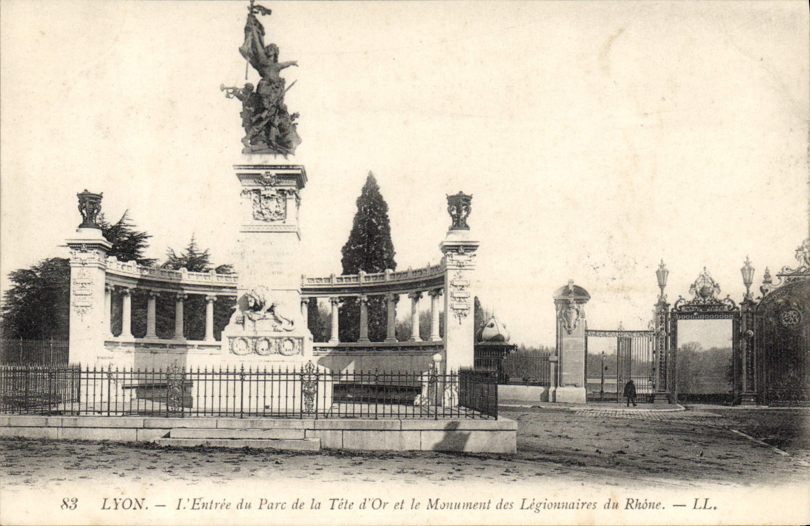 CPA Lyon L'Entree Du Parc De La Tete D'Or Et Le Monument des legionnaires du Rhone