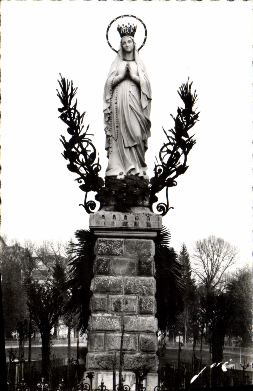 CPM Lourdes La Vierge De l'Esplanade