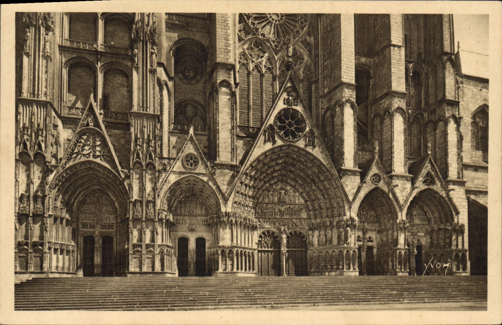 CPA Bourges La Cathedrale Les Cinq Portails de la Facade