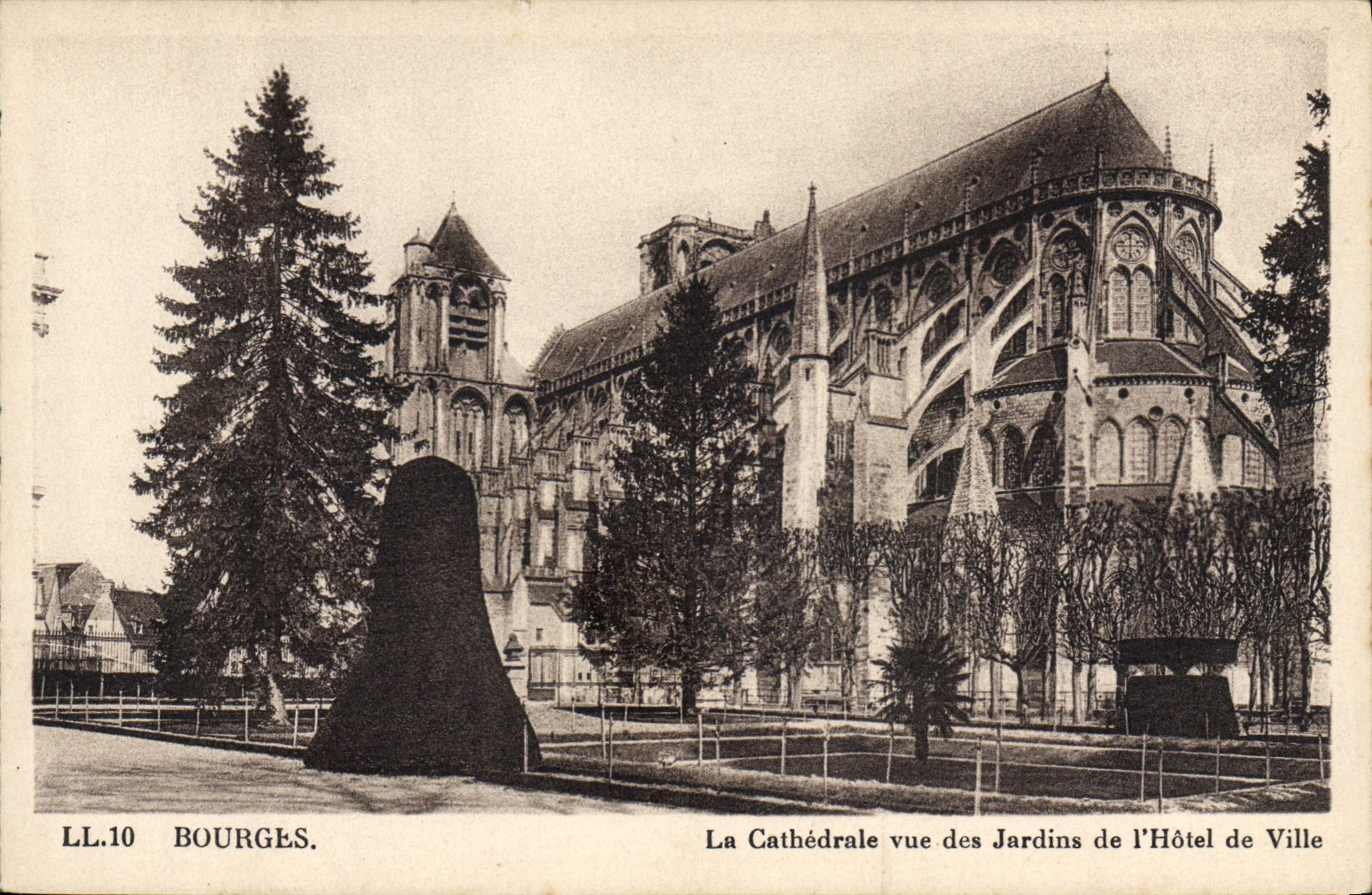 CPA Bourges La Cathedrale vue des Jardins de I'Hotel de Ville