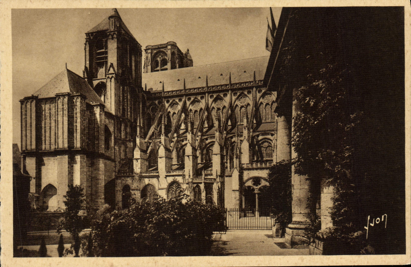 CPA Bourges La Cathedrale et l'Hotel de ville