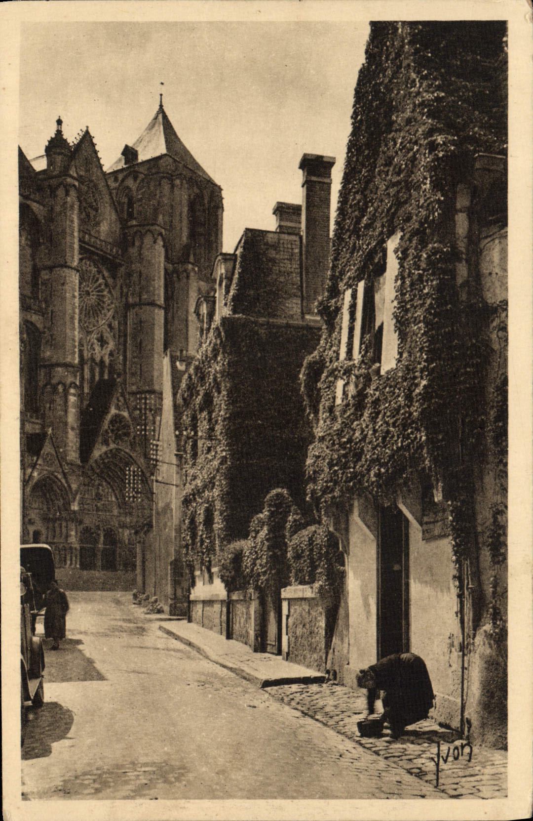 CPA Bourges Vieille Rue Dans le fond la Cathedrale