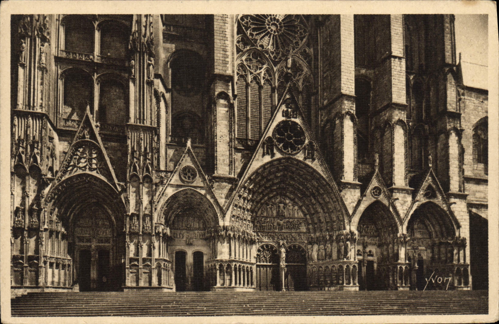 CPA Bourges La Cathedrale Les cinq Portails de la Facade