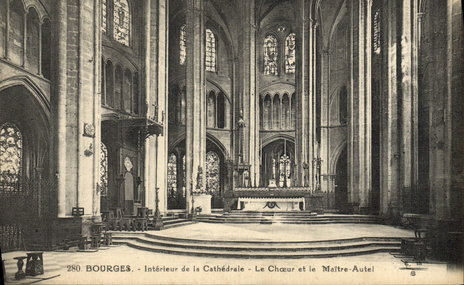 Bourges - Intérieur de la Cathédrale - Le Chœur et le Maître-Autel
