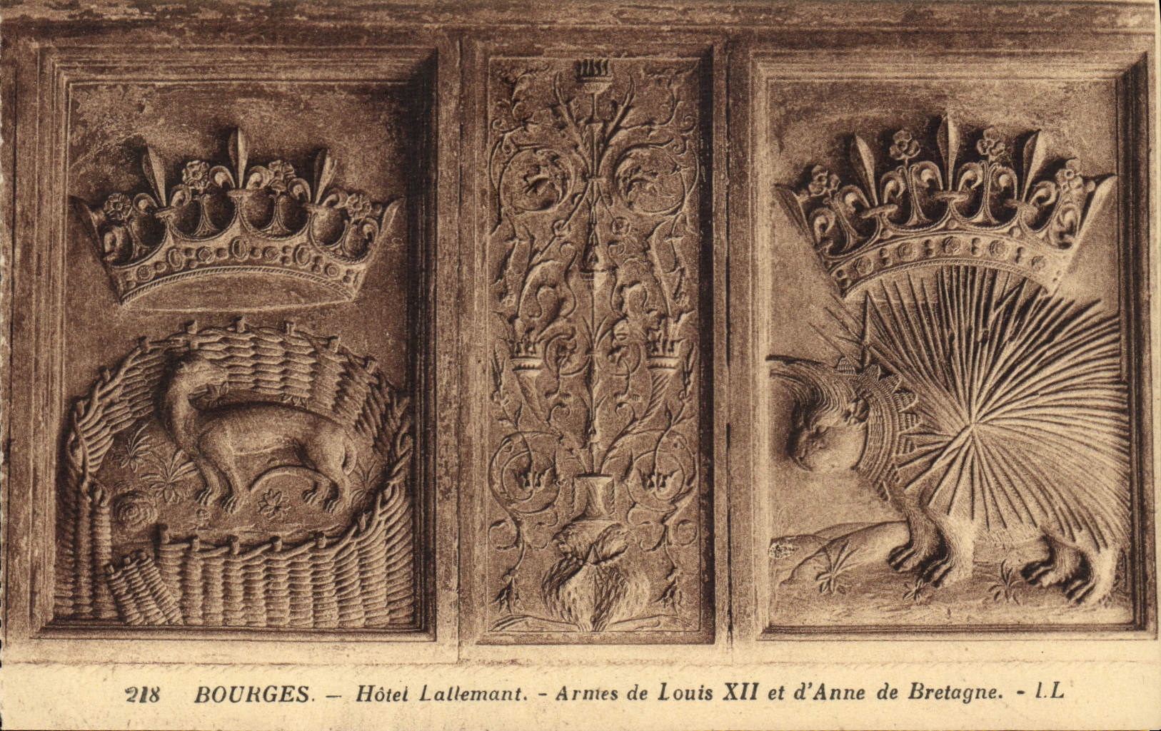 Bourges — Hôtel Lallemant — Armes de Louis XII et d'Anne de Bretagne — I.L.