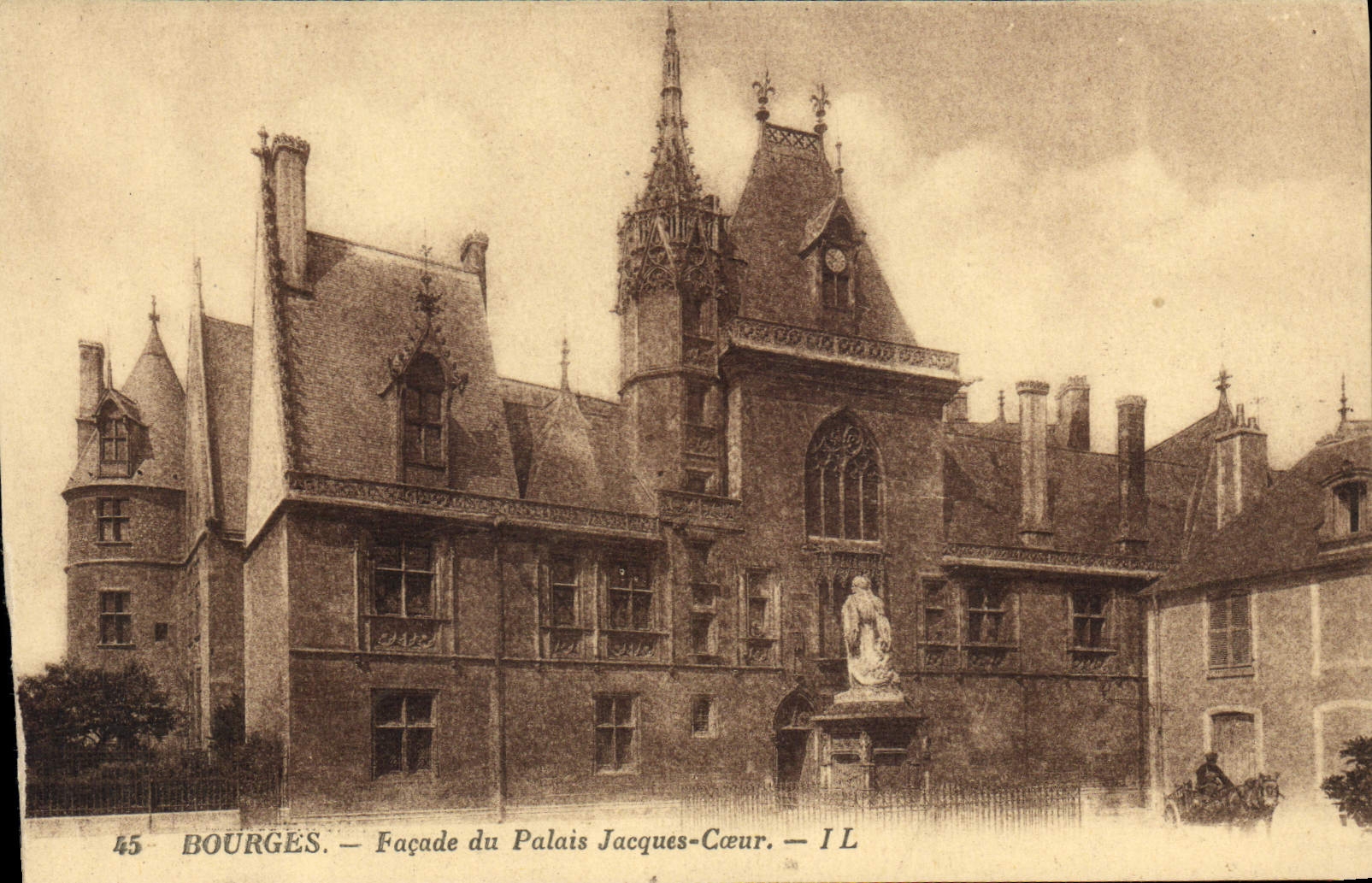 CPA Bourges Facade du Palais Jacques Coeur