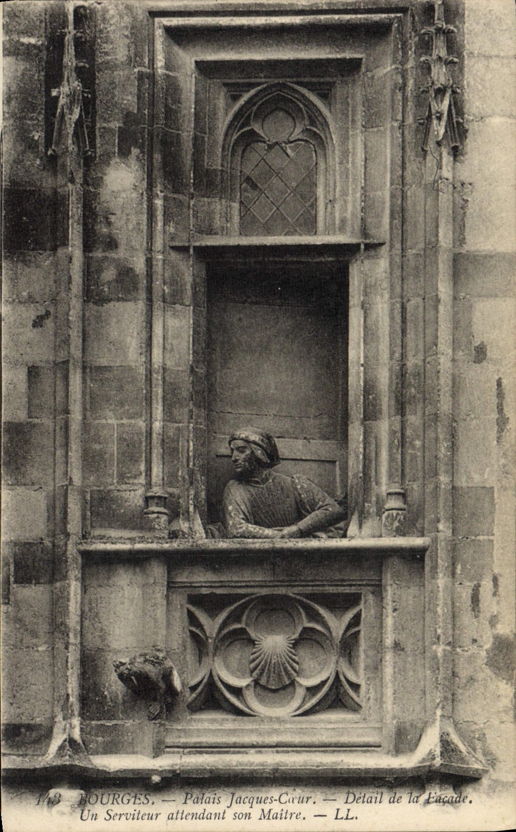 Bourges — Palais Jacques-Cœur — Détail de la façade. Un serviteur attendant son maître — LL.