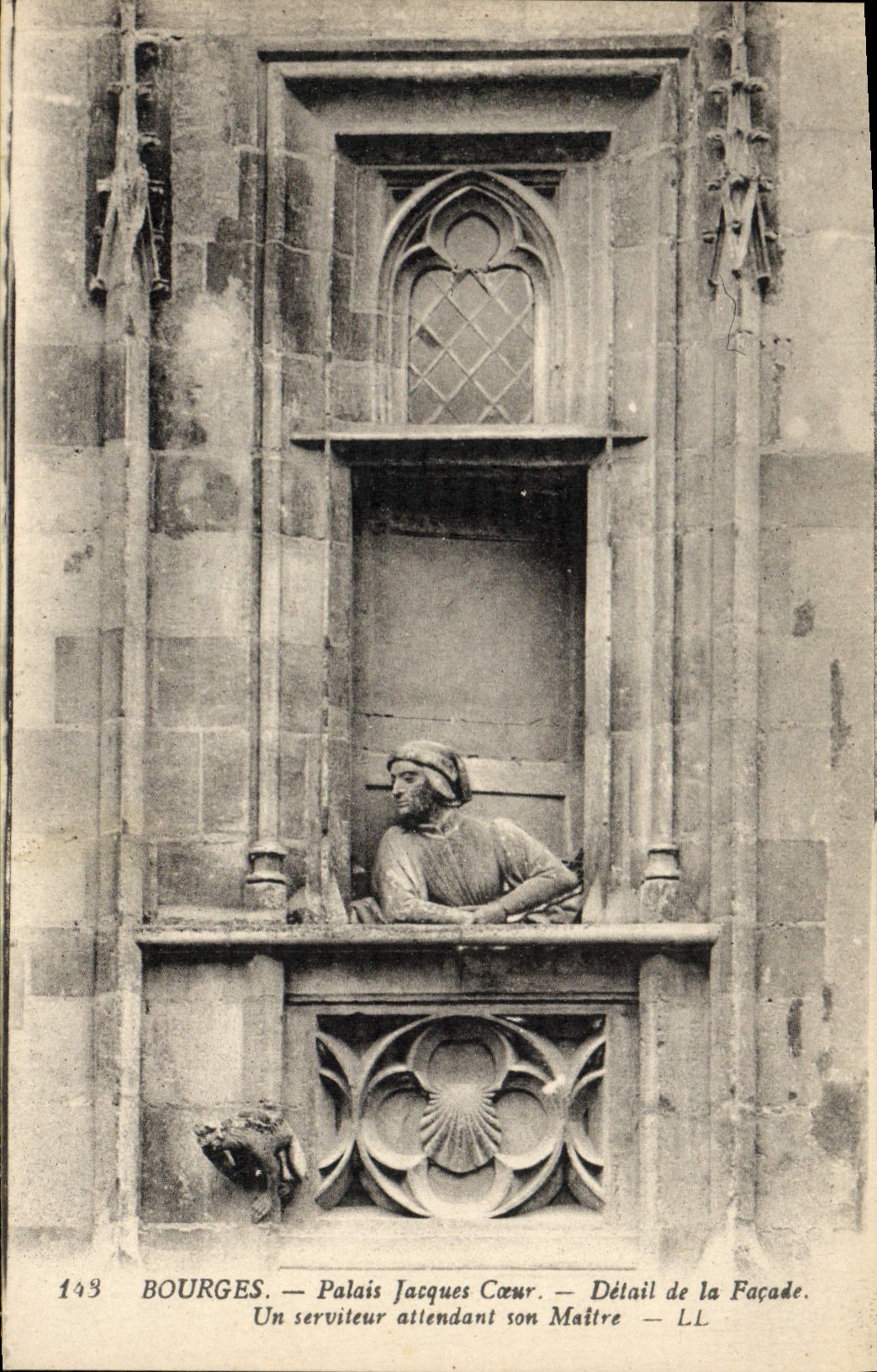 CPA Bourges Palais Jacques Coeur Detail de la Facade Un serviteur attendant son maitre
