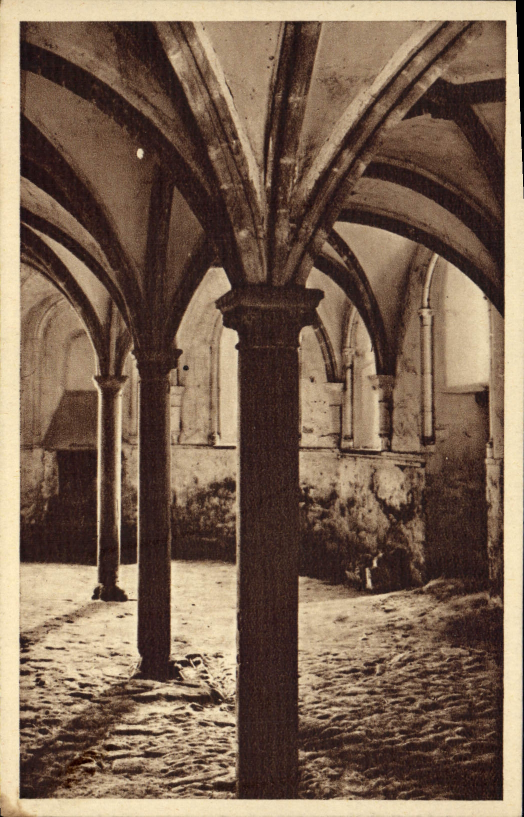Abbaye de Beauport — Intérieur de la Salle capitulaire — KERITY-PAIMPOL (C.-du-N.)