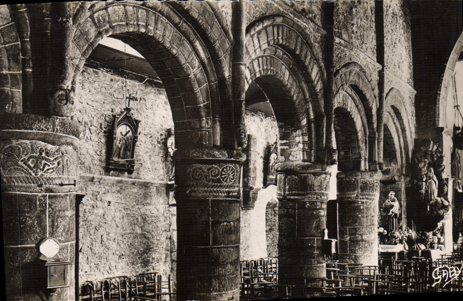 Intérieur de l'Église — Vieilles colonnes romanes sculptées — Éditions Gaby