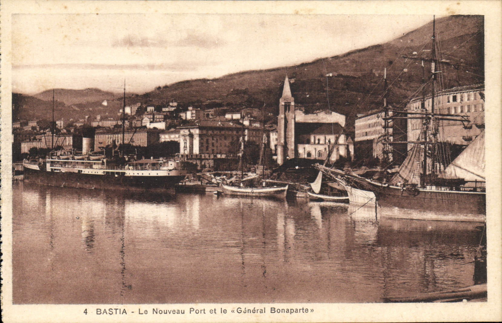 CPA Bastia Le Nouveau Port et le General Bonaparte Bateaux