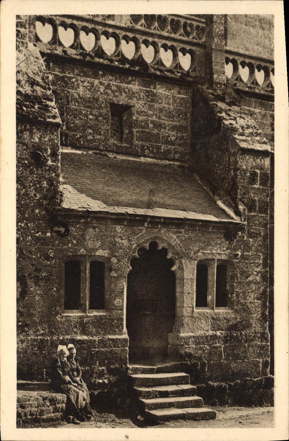 CPA Locronan Le Delicieux Petit Porche Nord Avec ses Fenetres Jumelles