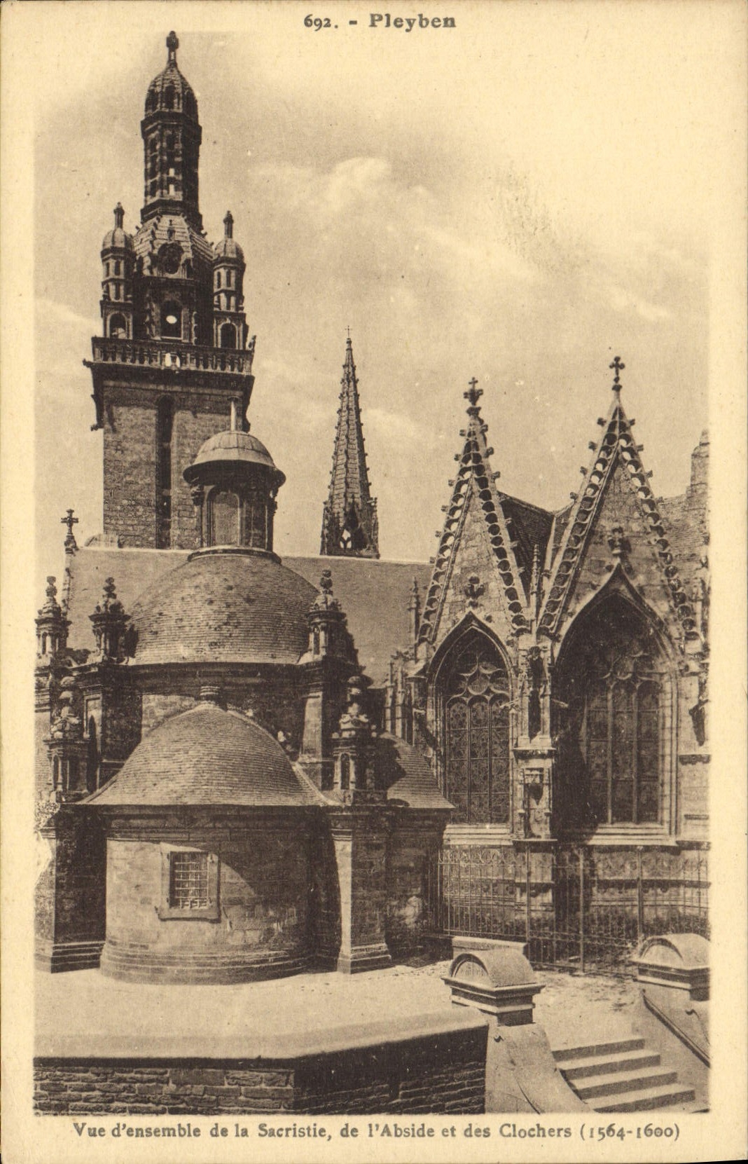CPA Pleyben Vue d'Ensemble de la Sacristie de L'Abside et des Clochers