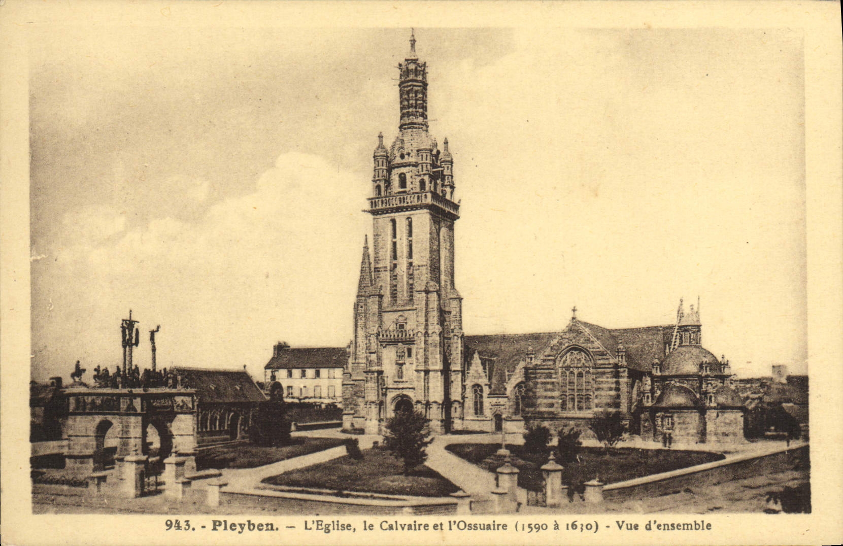 CPA Pleyben L'Eglise Le Calvaire et l'Ossuaire Vue d'ensemble